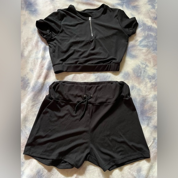 Rib-Knit Cap Sleeve Zipper Crop Top & Black Wide Waist Drawstring Shorts Set - Picture 2 of 11